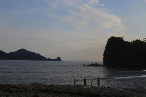 トンボロ現象の瀬浜海岸からの夕景 トンボロ現象の瀬浜海岸からの夕景の写真