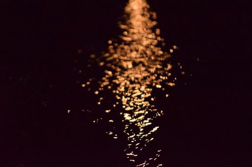 煌めく夜の水面 煌めく夜の水面の写真