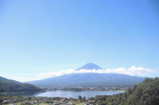 夏の青空と雲がかる富士山 夏の青空と雲がかる富士山 山,晴れ,空の写真素材