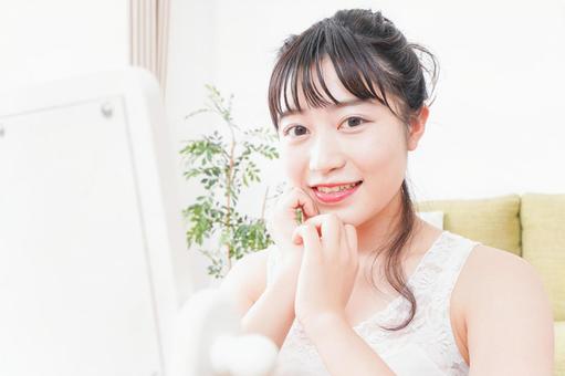 スキンケア・メイクをする若い女性 スキンケア・メイクをする若い女性 美容外科,家,スキンケアの写真素材