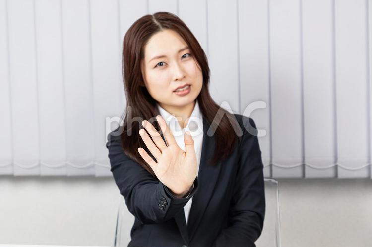 ハラスメントを受けて断るアジア人女性01 ビジネス,女性,ngの写真素材