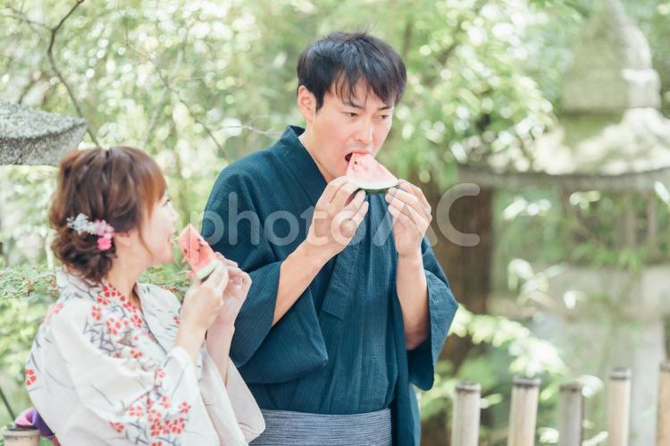 浴衣姿でスイカを食べる男女 スイカ,浴衣,夏の写真素材