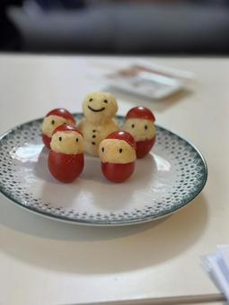 クリスマスディナーの わき役 サンタ,雪だるま,クリスマスの写真素材