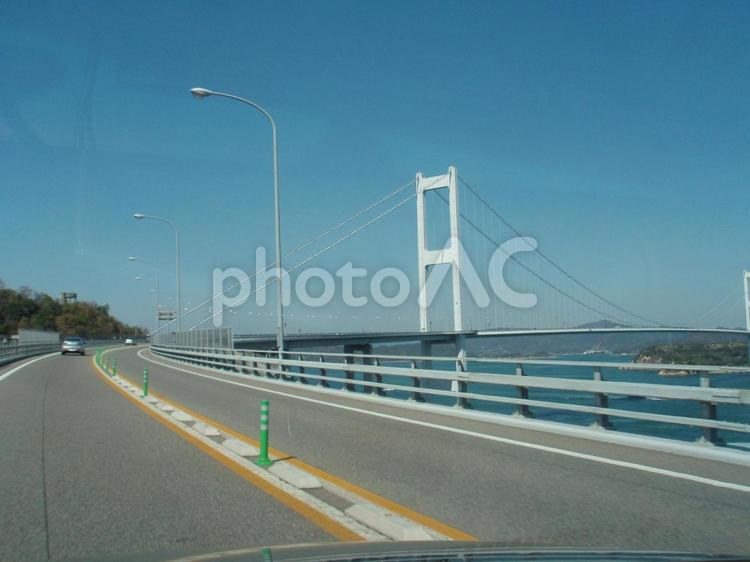 高速道路から明石海峡大橋を望む 明石海峡大橋,吊り橋,淡路島の写真素材
