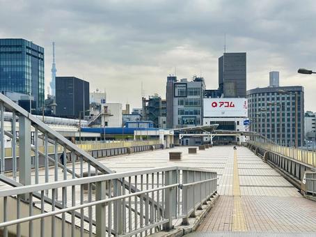 早朝の上野の街並み パンダ橋 早朝の上野の街並み パンダ橋の写真