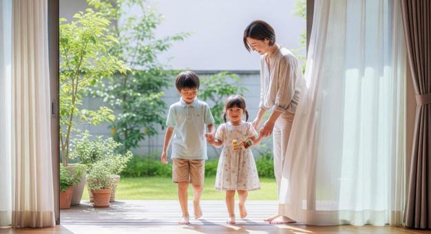 母と子供が手をつないで歩くシーン 母と子供が手をつないで歩くシーンの写真