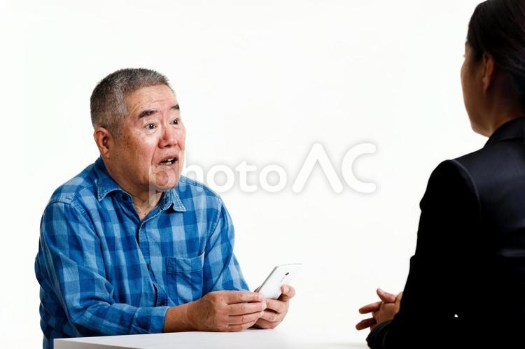シニア男性と応対するスーツの女性 おじいさん,女性,高齢者の写真素材