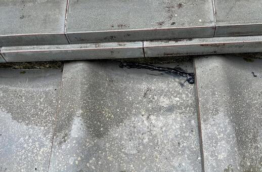 割れた瓦の補修イメージ① 瓦,屋根,クラックの写真素材