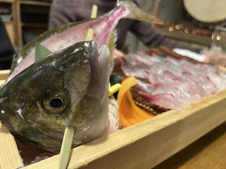 魚の姿見と刺身 魚の姿見と刺身の写真