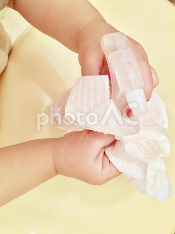 お手伝いをする子供の手 (トイレ掃除) トイレ掃除,お手伝い,子供の手の写真素材