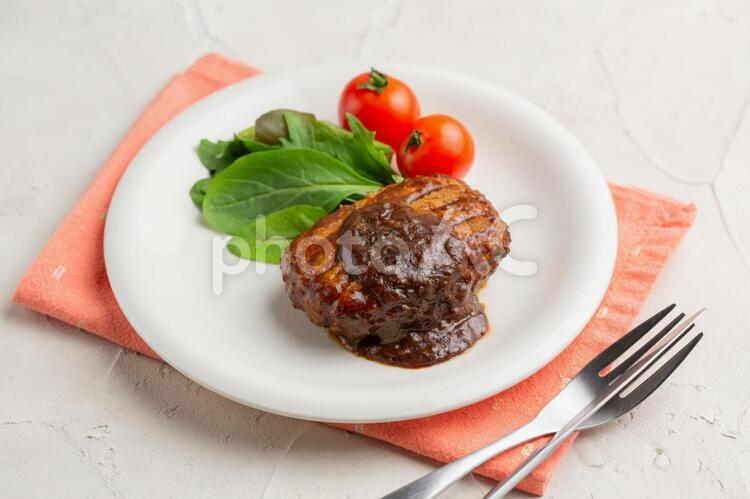 ハンバーグとベビーリーフとプチトマト ハンバーグ,ランチ,昼食の写真素材