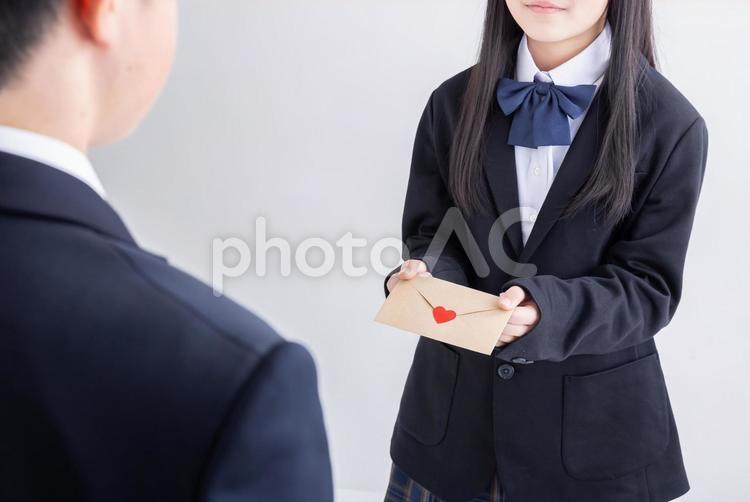 女子学生がプレゼントを受け取る手元 プレゼント,女子学生,ギフトの写真素材