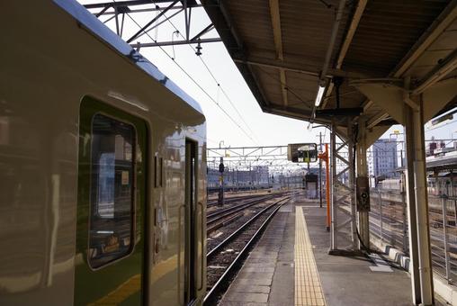 高崎駅（八高線　終着駅　始発駅）・朝 町並み,建物,交通の写真素材