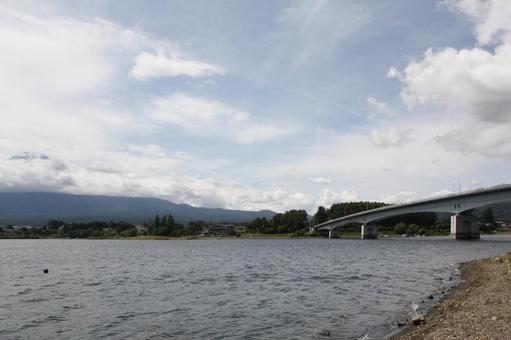 湖にかかる橋@河口湖 湖にかかる橋@河口湖 橋,湖,山の写真素材