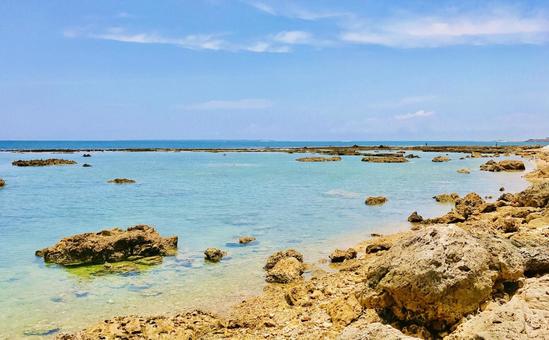 沖縄の海と岩 沖縄の海と岩の写真