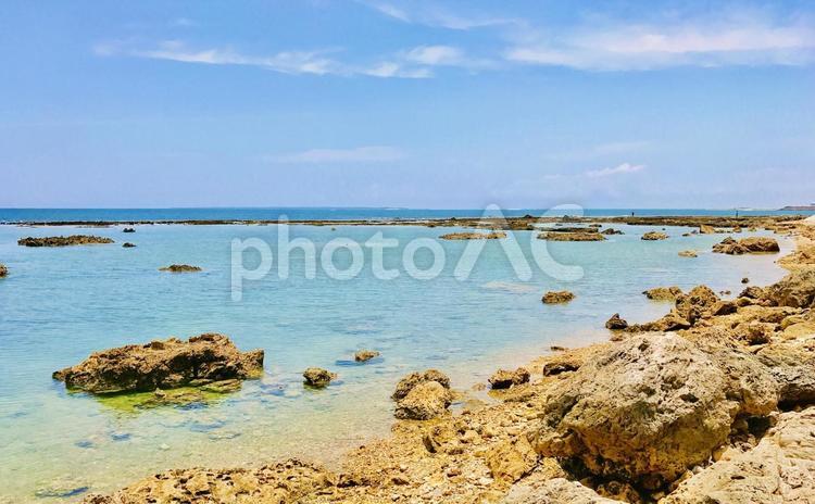沖縄の海と岩 沖縄の海と岩 海と空,海,エメラルドグリーンの写真素材