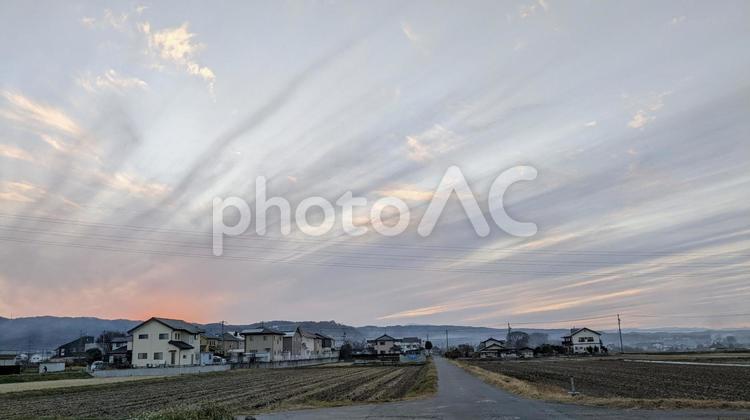 日常の生活に侵食する幻想的な雲② 雲,夕暮れ,空の写真素材