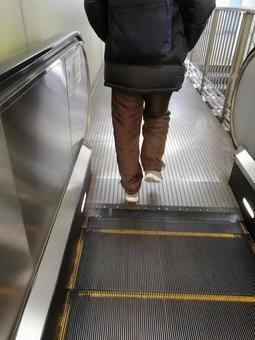 歩く エスカレーター,男性,自動の写真素材