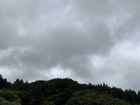 曇天の田舎の山 曇天の田舎の山の写真