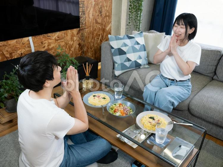 １３：夫婦団らん（ソファー） 団らん,ソファー,結婚の写真素材