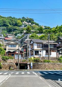 尾道のレトロな街並みと線路下のくぐり道 尾道のレトロな街並みと線路下のくぐり道 尾道,線路,風情の写真素材