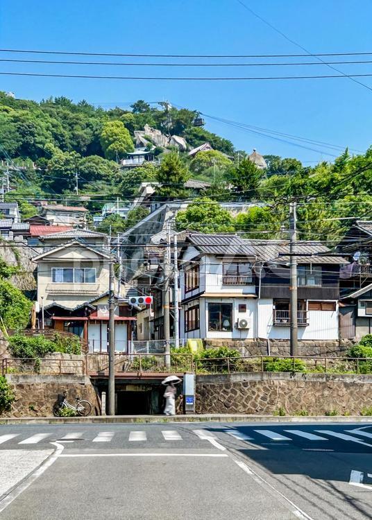 尾道のレトロな街並みと線路下のくぐり道 尾道,線路,風情の写真素材