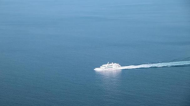 晩夏 初島から熱海港に帰港する定期船 晩夏 初島から熱海港に帰港する定期船 海,船舶,晩夏の写真素材