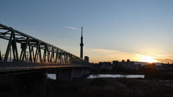 四ツ木・夕日とスカイツリー 四ツ木・夕日とスカイツリー 四ツ木,鉄道,橋の写真素材