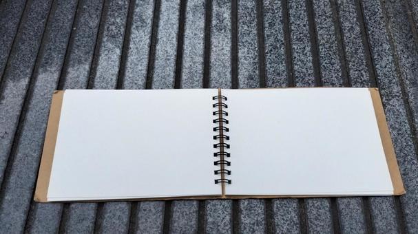 開かれたスケッチ帳 横 開かれたスケッチ帳 横の写真