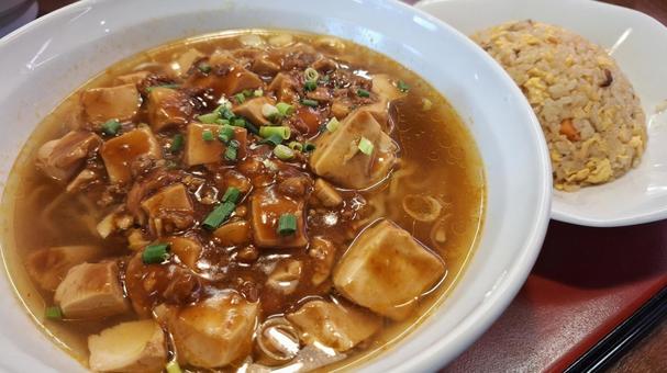 マーボー麺とチャーハンセット マーボー麺とチャーハンセット マーボー麺,麻婆麺,麻婆豆腐の写真素材