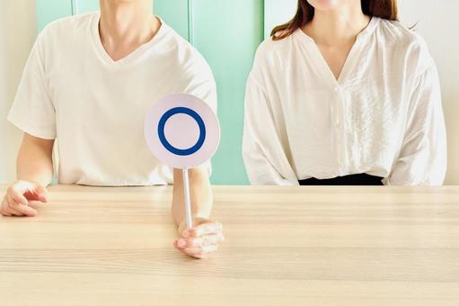OKのプラカードを持つ男性と女性 OKのプラカードを持つ男性と女性 正解,夫婦,家族の写真素材