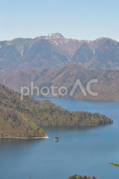 中禅寺湖展望台からの眺め (中禅寺湖・上野島・白根山） 中禅寺湖,白根山,春の写真素材