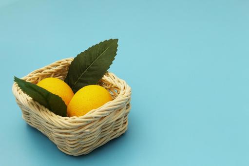 籠に入ったレモンと葉 籠に入ったレモンと葉 レモン,籠,葉の写真素材