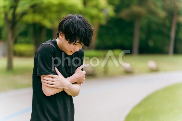 運動後に汗冷えして寒い男性（冷え性） 寒い,冷え性,汗冷えの写真素材