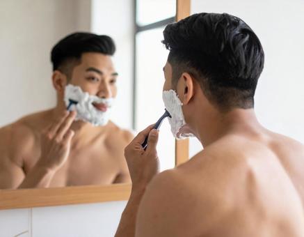 スキンケアをする男性 スキンケアをする男性の写真