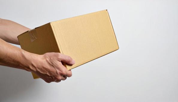段ボールを運ぶ男性の手 段ボールを運ぶ男性の手の写真