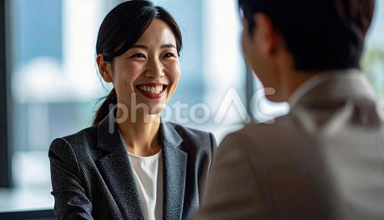笑顔でお客様と商談するビジネスウーマン 商談,事務所,ビジネスの写真素材
