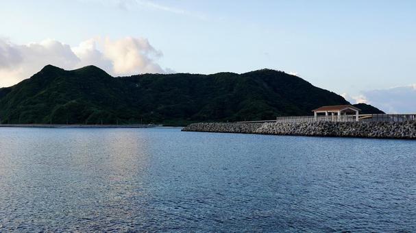 沖縄県慶良間諸島阿嘉島の阿嘉港と慶留間島 沖縄県慶良間諸島阿嘉島の阿嘉港と慶留間島 慶留間島,阿嘉,港の写真素材