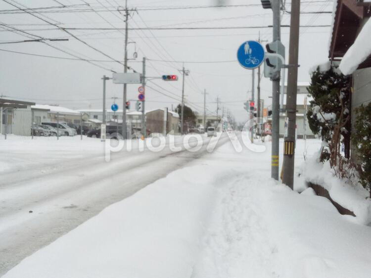 積雪の街中の風景 雪,積雪,冬の写真素材