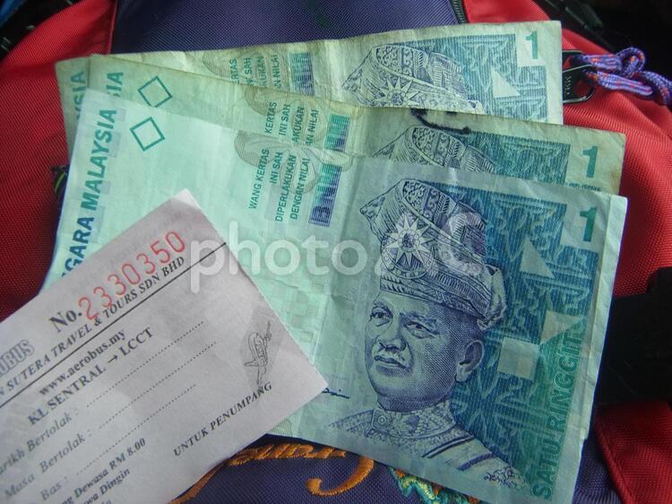 マレーシアの通貨（リンギット）とバスチケット マレーシア,リンギット,バスの写真素材