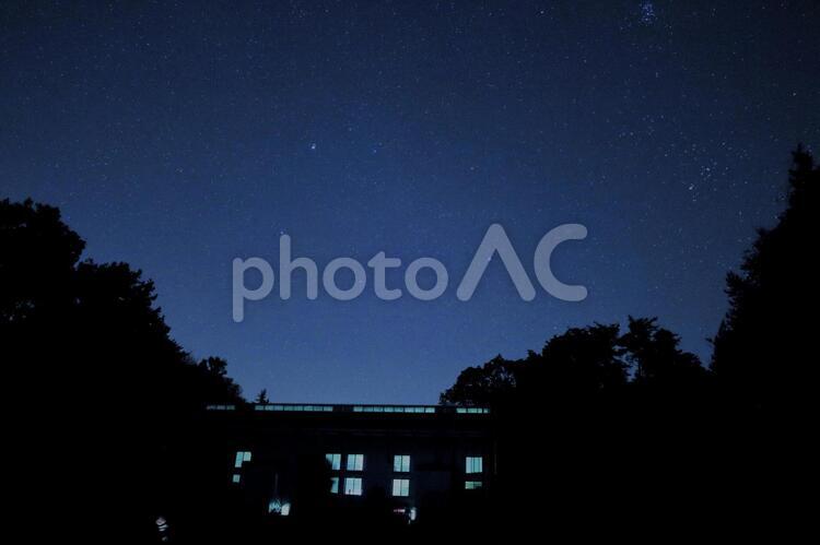 奈良で撮った星空と建物 星,星空,建物の写真素材
