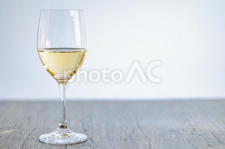 白ワイン　グラスワイン　白背景 ワイン,白ワイン,葡萄酒の写真素材