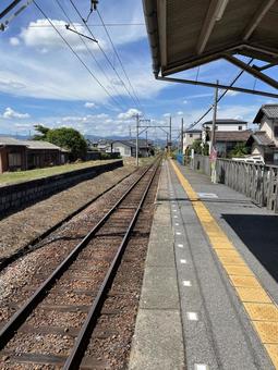 駅のホームと線路 駅のホームと線路の写真