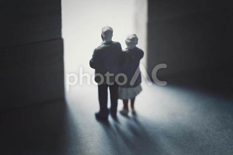 光の扉とシニア夫婦の後ろ姿 シニア,老人,高齢の写真素材