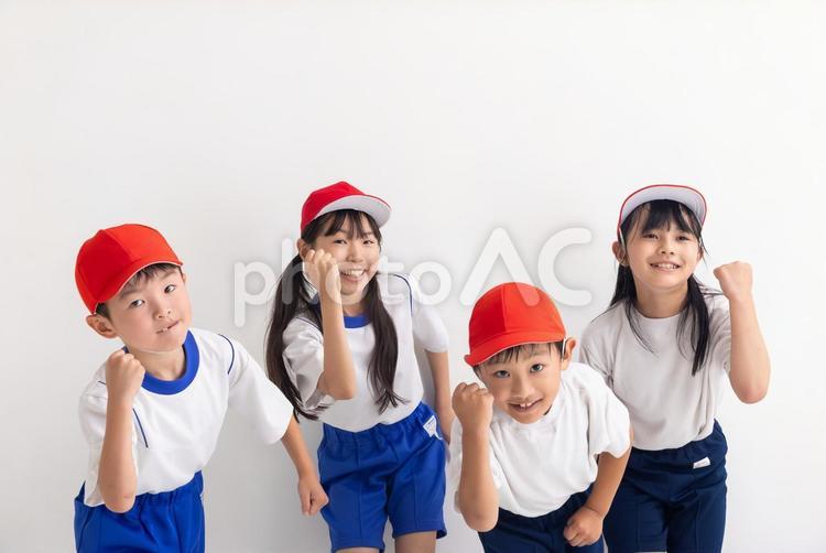 体操着で走り出す小学生　 体操着,小学生,白背景の写真素材