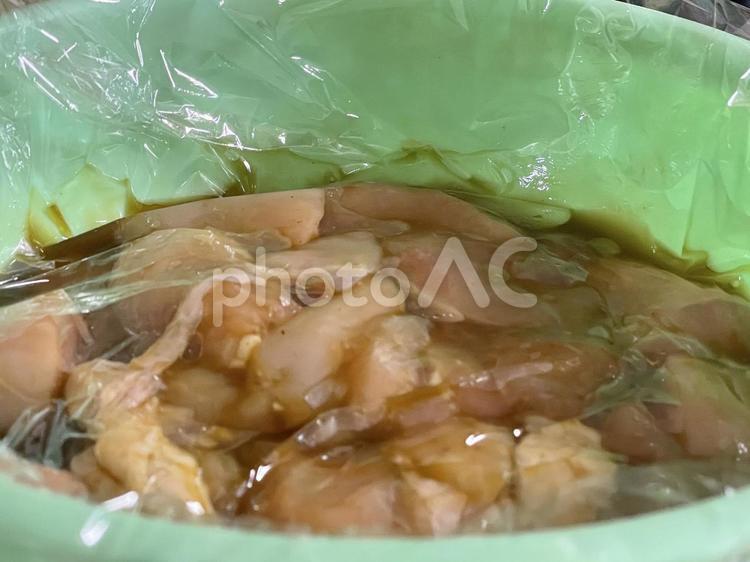 調理　鶏肉の唐揚げ　漬け込み中 鶏肉,唐揚げ,和食の写真素材