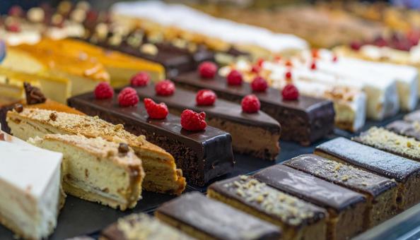 たくさんのケーキの写真