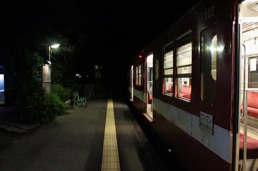 夜の駅 夜の駅の写真