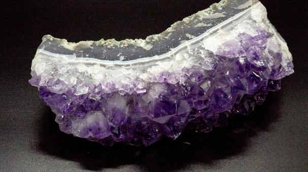 アメジストクラスター原石のクローズアップ アメジスト,アメジストクラスター,紫水晶の写真素材