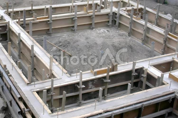 基礎　建築　土台 足場,鉄筋,現場の写真素材